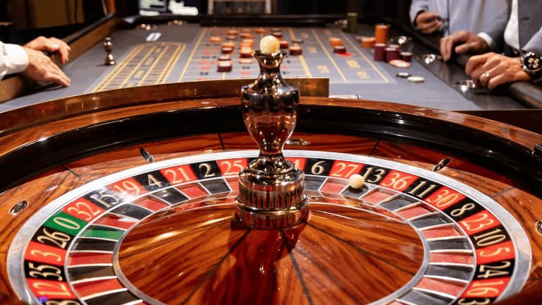 Giao diện Live Casino của colorful với dealer thật